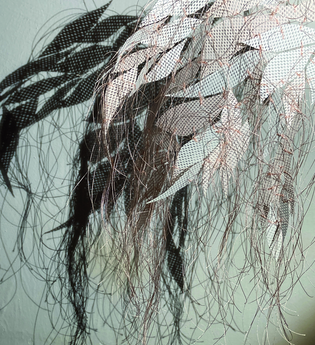 Ausstellung "Fragil-Stabil", Velia Dietz, Federnmotiv | © Velia Dietz