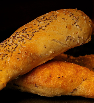 Frische Sesam- und Kümmelbrötchen auf einem Teller. | © TMBW