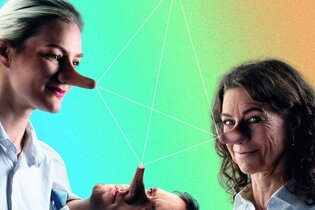 vier Schauspieler mit langen Nasen sind im Kreis angeordnet und schauen sich an.