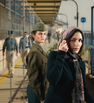 Eine Frau in Uniform und eine Frau mit Schal an einem Bahnsteig