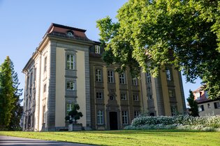 BAROCK'N ROLL: Bühne frei für „Starke Frauen“!

Freuen Sie sich auf eine geballte Ladung Energie vor der historischen Kulisse des Hoftheaters. | © Stadt Öhringen