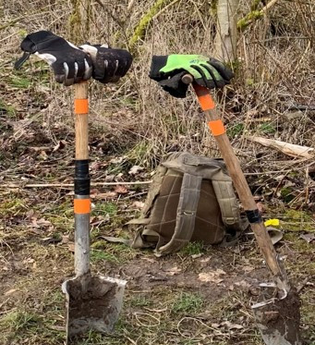 Pflanzspaten im Wald. | © Forstamt Schwäbisch Hall