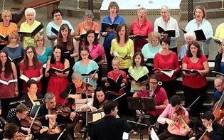 Gruppenbild der Mitglieder des Cantiamo und Orchester Chors. | © Cantiamo e.V.
