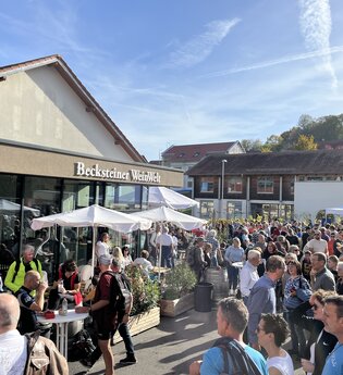 Hoffest im Hof der Becksteiner WeinWelt zu Beckstein brennt