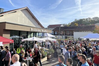 Hoffest im Hof der Becksteiner WeinWelt zu Beckstein brennt