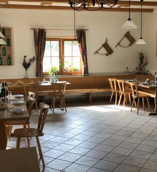 Gedeckte Tische in gemütlich, rustikalem Ambiente in der Besenwirtschaft vom Weingut Ungerer | © Touristikgemeinschaft Hohenlohe e.V. | Weingut Ungerer