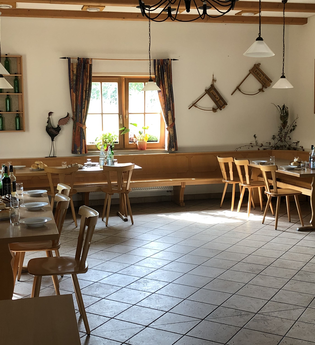 Gedeckte Tische in gemütlich, rustikalem Ambiente in der Besenwirtschaft vom Weingut Ungerer | © Touristikgemeinschaft Hohenlohe e.V. | Weingut Ungerer