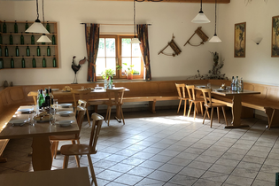 Gedeckte Tische in gemütlich, rustikalem Ambiente in der Besenwirtschaft vom Weingut Ungerer | © Touristikgemeinschaft Hohenlohe e.V. | Weingut Ungerer