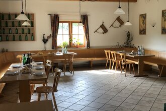 Gedeckte Tische in gemütlich, rustikalem Ambiente in der Besenwirtschaft vom Weingut Ungerer | © Touristikgemeinschaft Hohenlohe e.V. | Weingut Ungerer