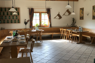 Gedeckte Tische in gemütlich, rustikalem Ambiente in der Besenwirtschaft vom Weingut Ungerer | © Touristikgemeinschaft Hohenlohe e.V. | Weingut Ungerer