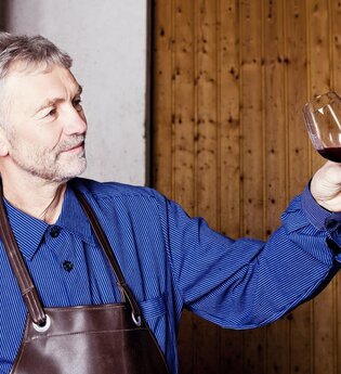 Herr Holzwarth verkostet einen Rotwein | Weingut Holzwarth mit Besenwirtschaft Spundloch | Brackenheim | © Neckar-Zaber-Tourismus e.V.