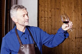 Herr Holzwarth verkostet einen Rotwein | Weingut Holzwarth mit Besenwirtschaft Spundloch | Brackenheim | © Neckar-Zaber-Tourismus e.V.