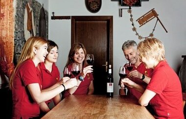 Familie Holzwarth gemeinsam am Tisch | Weingut Holzwarth mit Besenwirtschaft Spundloch | Brackenheim | © Neckar-Zaber-Tourismus e.V.