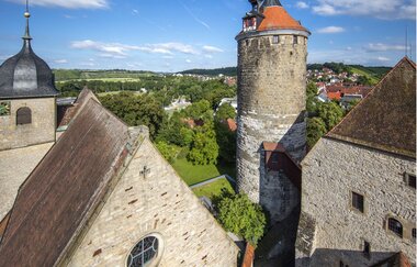 Historische Gebäude und ein Turm in Besigheim, umgeben von grüner Landschaft und blauem Himmel. | © Stadt Besigheim
