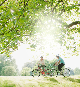 Radfahren bei den Hohenloher Perlen | © “Radfahrer unter Bäumen” Tom Merton