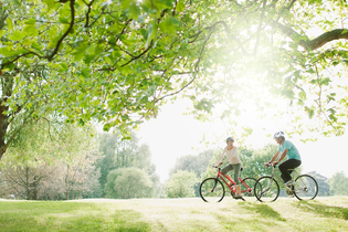 Radfahren bei den Hohenloher Perlen | © “Radfahrer unter Bäumen” Tom Merton