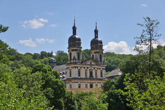 Blick auf die Klosterkirche Schöntal umgeben von grünen Bäumen | © Touristikgemeinschaft Hohenlohe e.V. | Andi Schmid