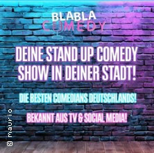 Werbung für Blabla Comedy Show mit Text auf Backsteinwand. | © links im Bild