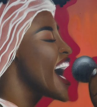 Graffiti einer Frau, die in ein Mikrofon singt, vor einem orange-roten Hintergrund. | © Petra Natzkowski