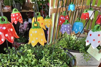 Dekorative Blumenartikel an einem Stand auf dem Blumenmarkt Mosbach | © Stadt Mosbach