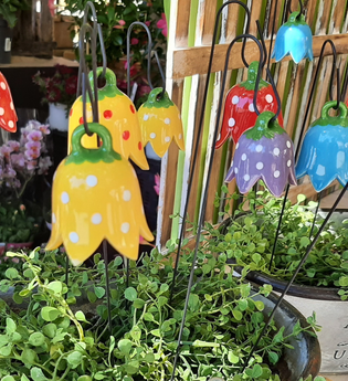 Dekorative Blumenartikel an einem Stand auf dem Blumenmarkt Mosbach | © Stadt Mosbach