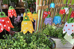 Dekorative Blumenartikel an einem Stand auf dem Blumenmarkt Mosbach | © Stadt Mosbach