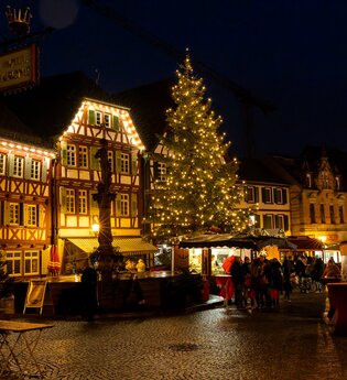 Beleuchteter Brettener Marktplatz
