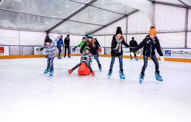 Kinder auf der Eislaufbahn