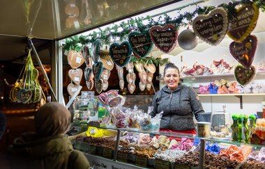 Süßwarenverkäuferin im Süßwarenstand