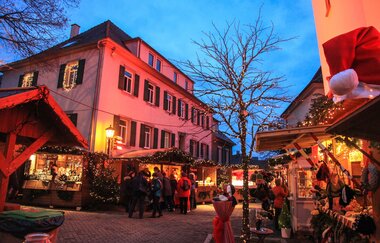 Beleuchteter Kunsthandwerkermarkt auf dem Kirchplatz