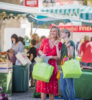 Personen kaufen auf dem Wochenmarkt Bretten ein | © Corinna Stein für Stadt Bretten