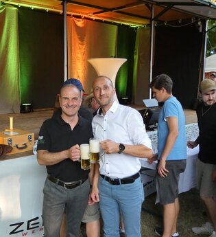 Faßanstich zum Festauftakt: Vereinsvorstand Marc Reichert und Bürgermeister André Dörr