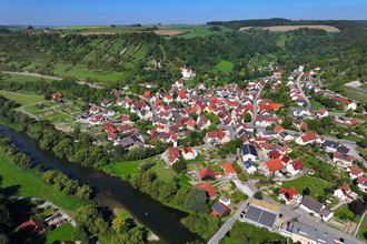 Luftaufnahme von Mulfingen mit Häusern und der Jagst | © Touristikgemeinschaft Hohenlohe e. V. | Andi Schmid, Fotolevel
