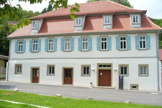 Das herrschafliche Haus beherbergt eine Touristinformation und eine Ausstellung zum Jagsttal | © Touristikgemeinschaft Hohenlohe e. V.  | Franz Jakob