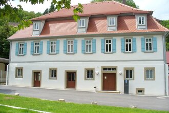 Das herrschafliche Haus beherbergt eine Touristinformation und eine Ausstellung zum Jagsttal | © Touristikgemeinschaft Hohenlohe e. V.  | Franz Jakob