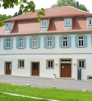 Das herrschafliche Haus beherbergt eine Touristinformation und eine Ausstellung zum Jagsttal | © Touristikgemeinschaft Hohenlohe e. V.  | Franz Jakob