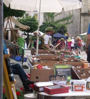Bücherstände und Besucher auf dem Büchermarkt in Kirchberg an der Jagst | © Stadt Kirchberg an der Jagst
