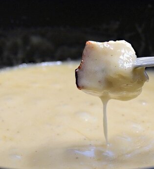 Chääs-Fondue, Klavier und Wein