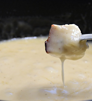 Chääs-Fondue, Klavier und Wein