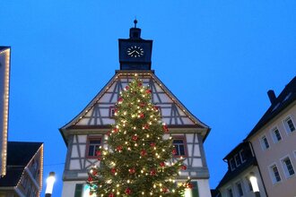 Weihnachtsbaum am Alten Rathaus in Künzelsau | © Hohenlohe Künzelsau