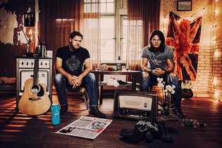 Zwei Männer sitzen in einem Raum mit Musikinstrumenten und Dekorationen. | © Kulturfenster Bönnigheim e. V.