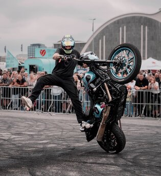 Stuntfahrer auf Motorrad