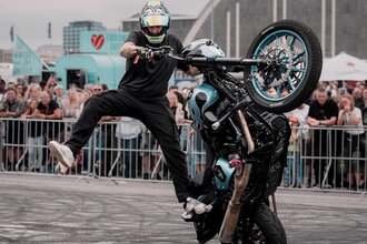 Stuntfahrer auf Motorrad