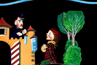 Zwei Puppenfiguren in einer Theaterkulisse mit Schloss und Bäumen. | © Prinzessin Gisela Theater