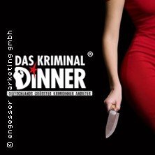 Frau in rotem Kleid hält ein Messer, daneben der Schriftzug 'Das Kriminal Dinner'.