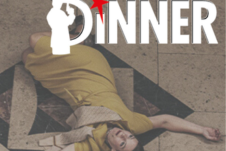 Eine Frau in einem gelben Kleid liegt auf einem Boden mit geometrischem Muster. Darüber steht der Schriftzug 'Das Kriminal Dinner'. | © engesser marketing GmbH