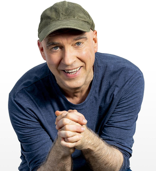 Künstler mit Kappe und gefalteten Händen | © Kulturlabor