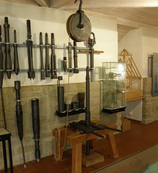 Gerätschaften zur Solegewinnung befestigt an einer Wand im Museum. | © Stadt Bad Rappenau