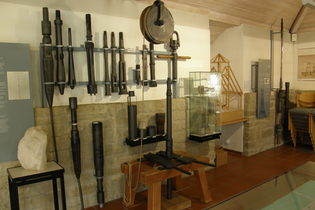 Gerätschaften zur Solegewinnung befestigt an einer Wand im Museum. | © Stadt Bad Rappenau