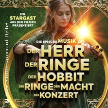 Frau spielt Geige vor einem grünen Hintergrund mit Text zu einem Konzert. | © see on the left